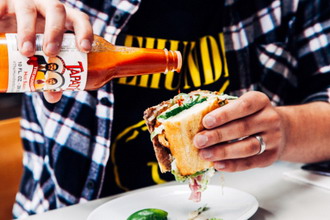 East Borough 与 Free Range 联手为 The Hundreds × Tapatio 联名辣酱推出新菜式