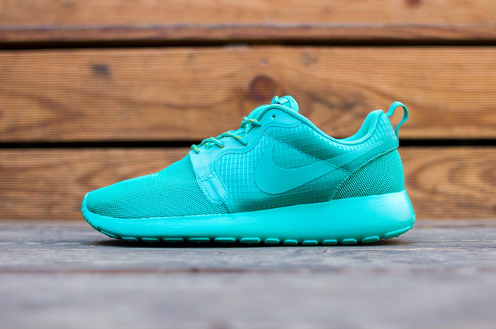 Nike WMNS Roshe Run HYP 全新配色设计鞋款