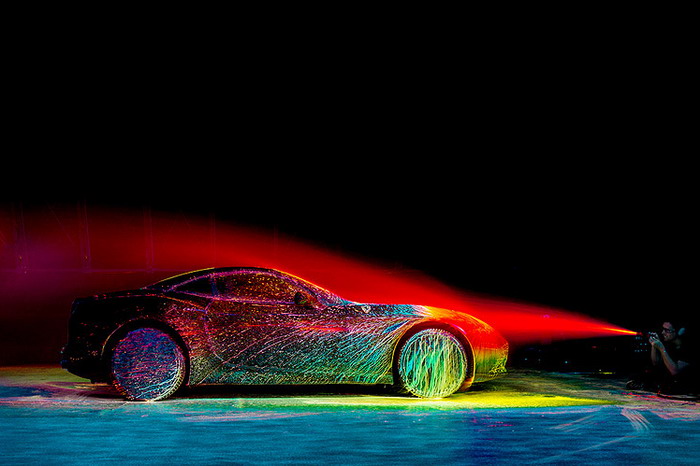 法拉利 Ferrari California T 接受 UV 萤光喷漆