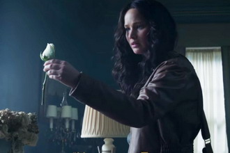 电影《The Hunger Games: Mockingjay – Part 1》预告片「Return to District 12」