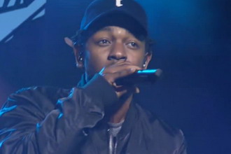 Kendrick Lamar 骑士队揭幕战前献唱最新单曲《i》