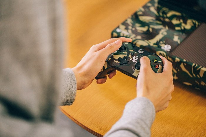 近赏 Xbox One「AAPE by A Bathing Ape」特别版游戏主机