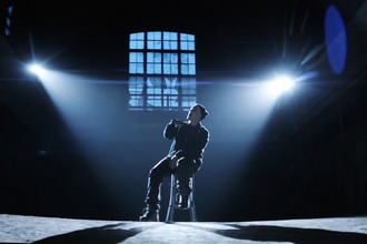 Eminem featuring Sia 《Guts Over Fear》MV