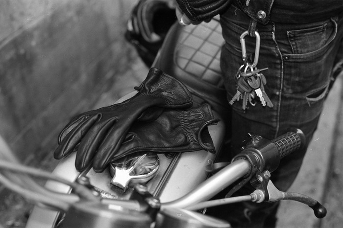 Desillusion × Iron & Resin 联名皮手套