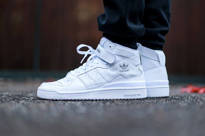 adidas Originals Forum Mid 纯白配色设计鞋款