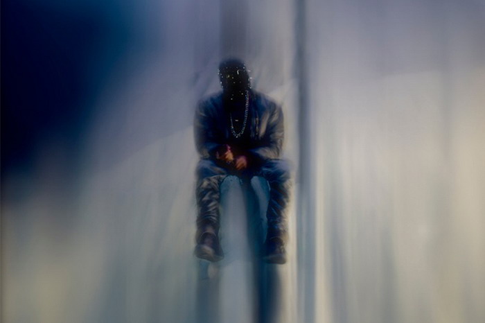 包括亲签 Yeezy 3 在内的 Kanye West 2015 巡演至尊套票拍进行拍卖