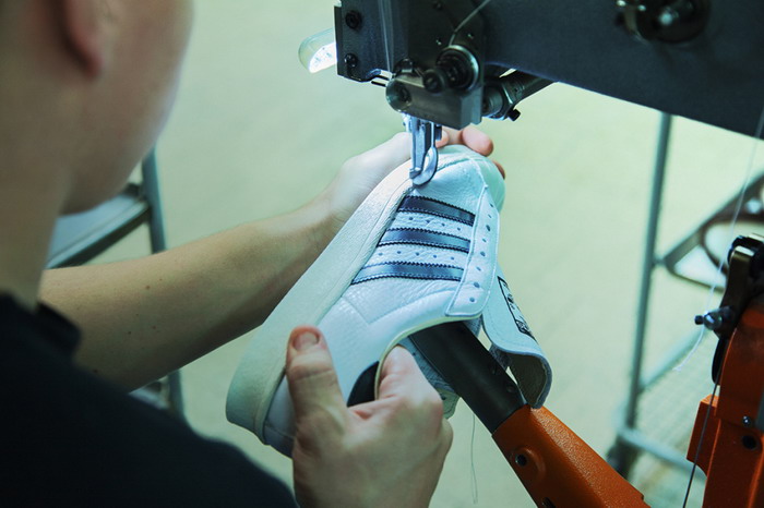 一探 adidas Consortium Superstar「Made in France」限量版本的手工制作过程