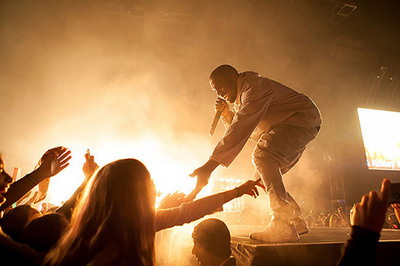 Kanye West 于 2015 Billboard 音乐大奖压轴献唱《All Day》&《Black Skinhead》