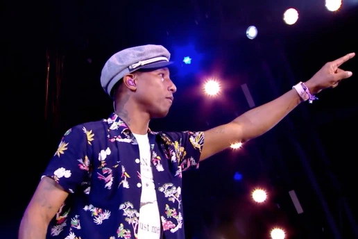 Pharrell Williams 于 Glastonbury 音乐节献唱全新单曲《Freedom》