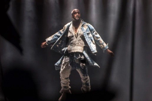 Kanye West 于 Glastonbury 音乐节上「歌唱」演绎 Queen 经典曲目《Bohemian Rhapsody》