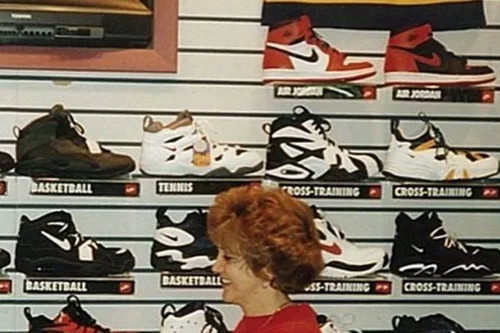 没有炒价只有经典！90 年代的球鞋店都是长这样的！