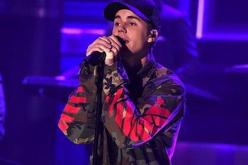 Justin Bieber 脚穿 Yeezy 350 Boost 于《The Tonight Show with Jimmy Fallon》献唱《What Do You Mean》
