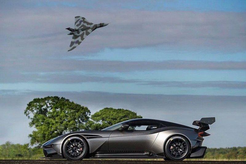 当 Aston Martin Vulcan 遇上 Vulcan，大斗英式战机