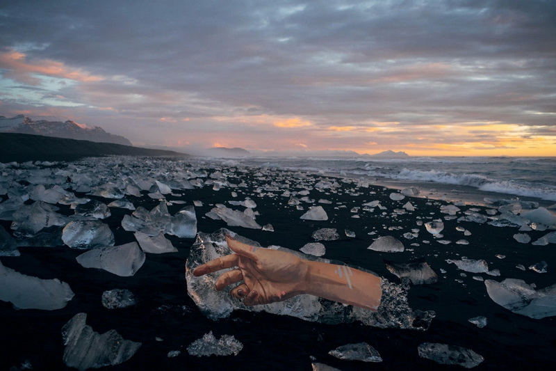 艺术家 Sean Yoro 于冰山上作画