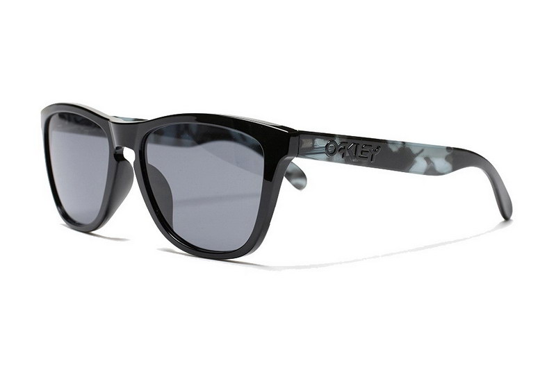 the POOL aoyama × Oakley Frogskins「MELANISM」联名太阳眼镜