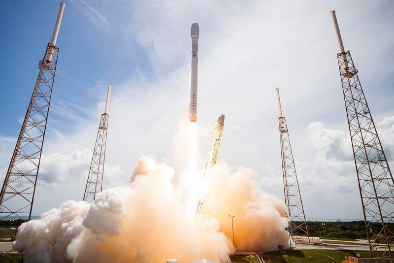 NASA 委托 SpaceX 载宇航员到 ISS