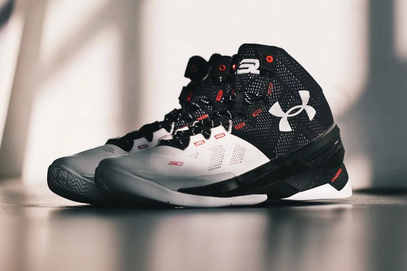 近赏 UNDER ARMOUR 旗下 Stephen Curry 库里签名战靴 Curry 2