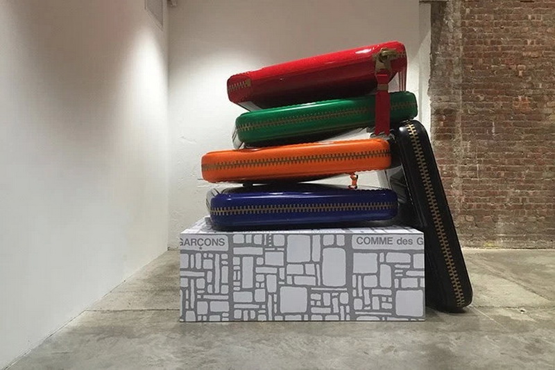 Dover Street Market 纽约店展示全新巨形 COMME des GARCONS 银包装置
