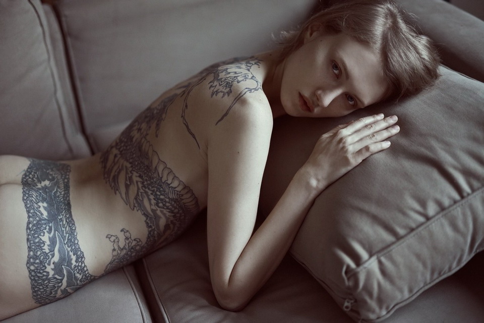 Marta Bevacqua 掌镜呈现巴黎和雕师作品「龍纹身的女孩」