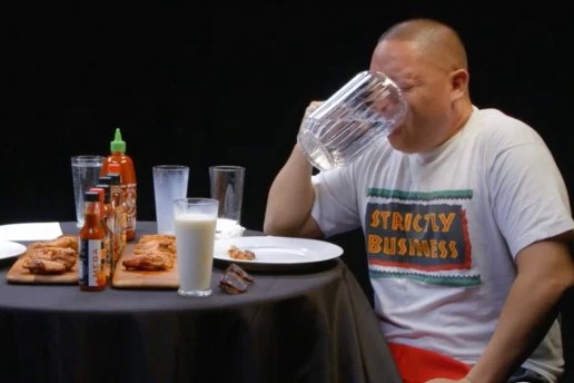 Eddie Huang「爆笑」挑战 Scoville 辣度指数爆表烤鸡翅