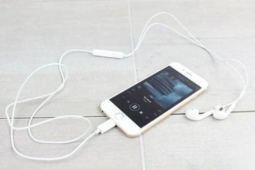 配件商提前介绍 iPhone 7 全新耳机 Lightning EarPods