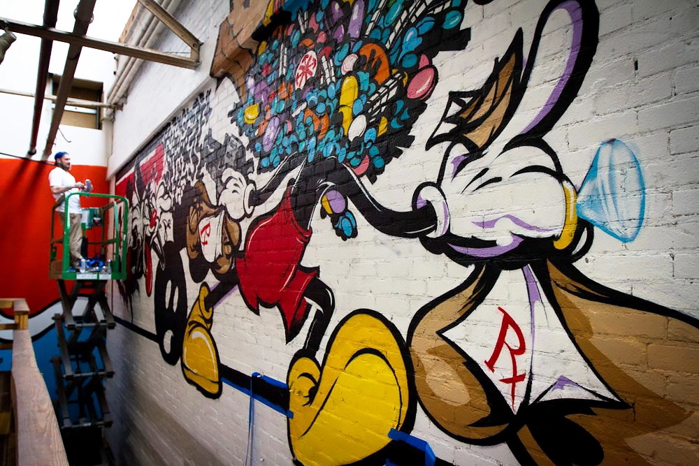 2Shae 于 The Hundreds 总部打造「Pill Head」壁画