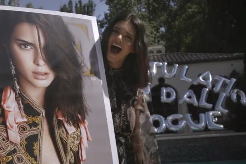 Kardashian 家族集体庆贺 Kendall Jenner 首登美版《Vogue》9 月刊封面