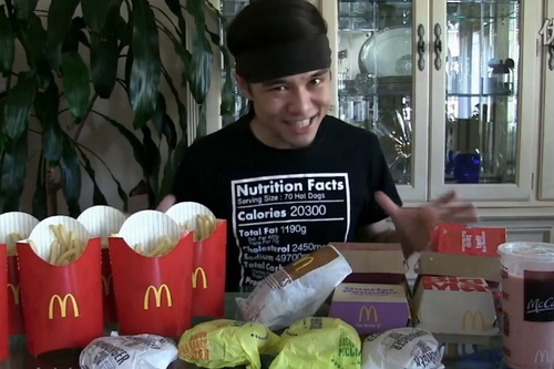 大胃王 Matt Stonie 20 分钟干掉 8000 卡路里的麦当劳套餐