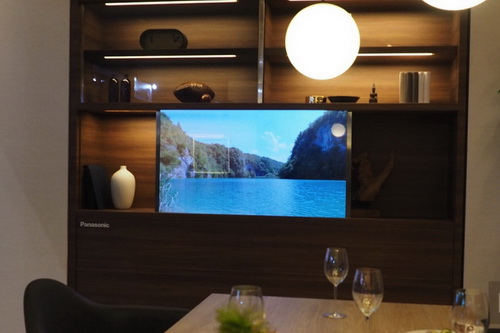 Panasonic's invisible TV 松下新出的电视原型机能像玻璃一样嵌在家具里