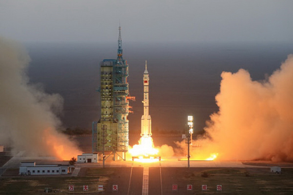 神舟十一号火箭发射成功，将与天宫二号对接