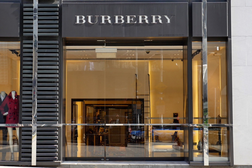 因脱欧导致游客大举来袭，Burberry 销售达到市场预期