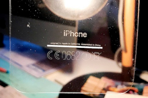 亮黑版 iPhone 7 使用机背保护贴出现文字脱落问题