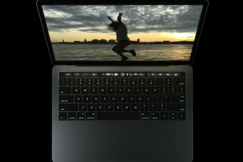全新 MacBook Pro 瘦身登场，配备 OLED Touch Bar