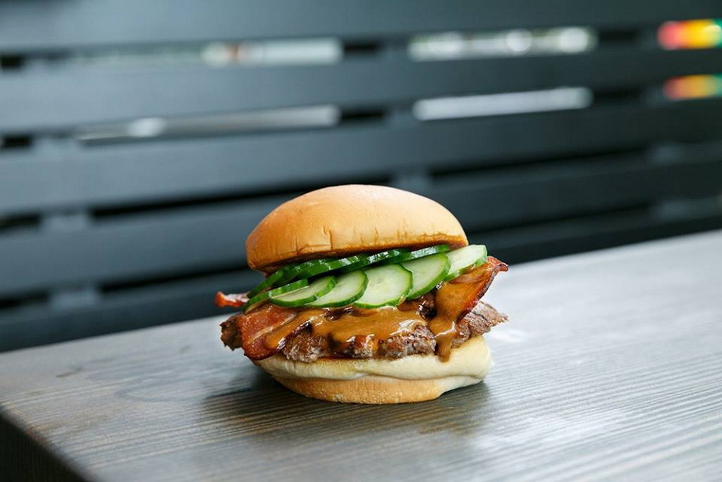 Shake Shack 与日本米其林一星餐厅「传」推出期间限定汉堡