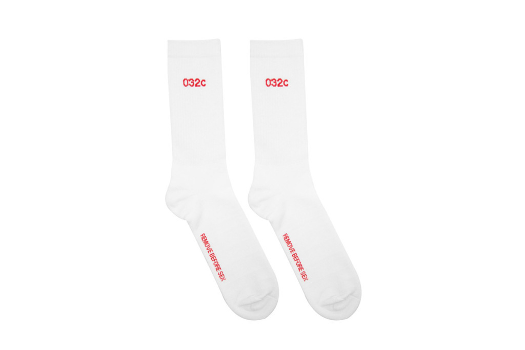 《032c》杂志全新「REMOVE BEFORE SEX」长袜设计