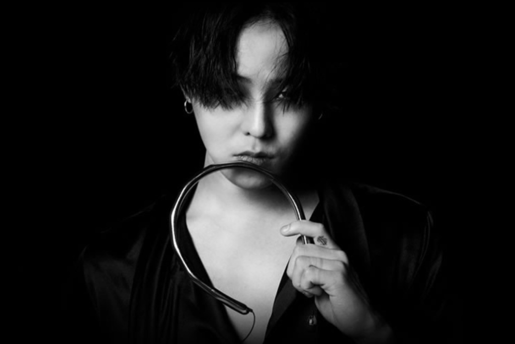 G-Dragon 与 PEACEMINUSONE 推出全新蓝牙耳机 SOUNDBAND