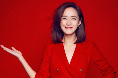 王智拍代言品牌宣传照 一身红装笑容暖人