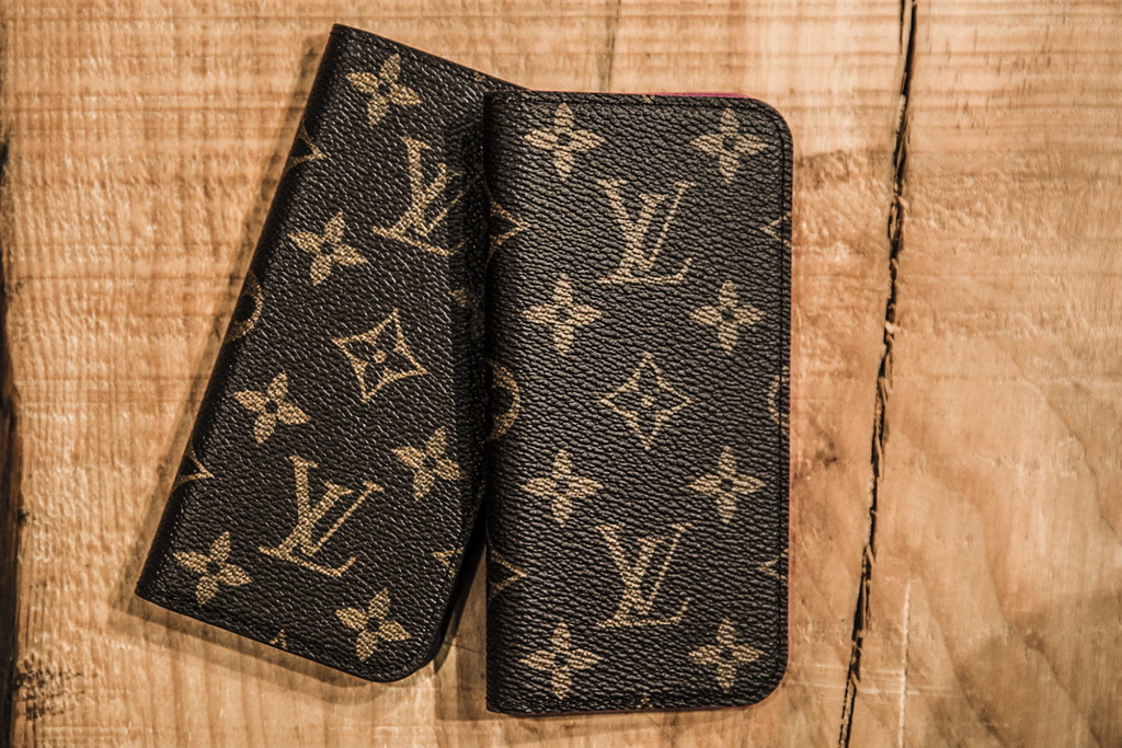 LV 也出 iPhone 保护套！近赏 Louis Vuitton iPhone Folio 系列配件