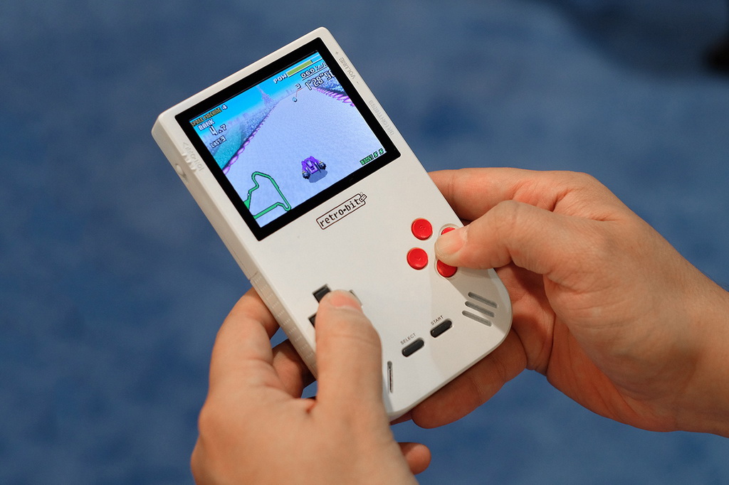 Retro-bit 打造 Gamy Boy「复刻版」游戏机 Super Retro Boy