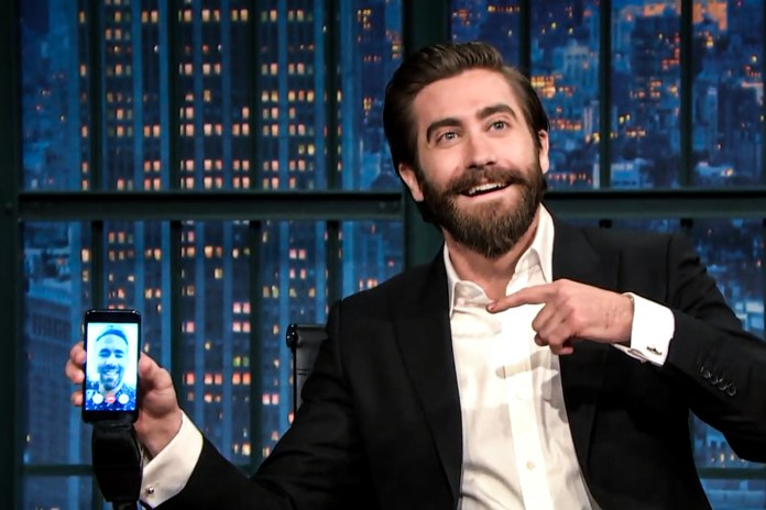 Jake Gyllenhaal 于《Late Night》当众突击 Facetime 致电 Ryan Reynolds