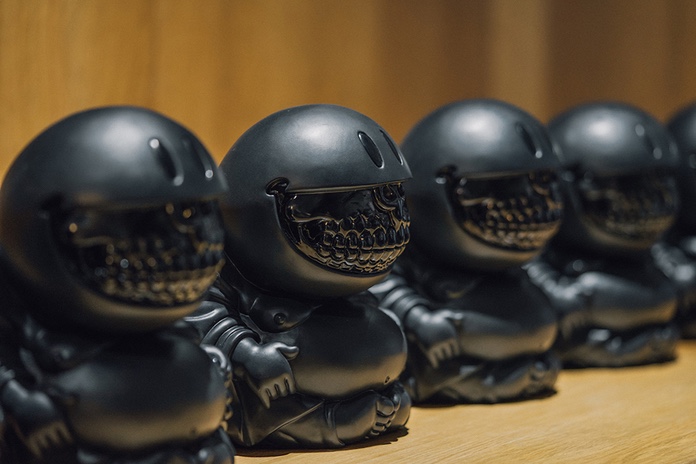 Ron English × DOE 联名「Mad Happy Monk Grin」人偶