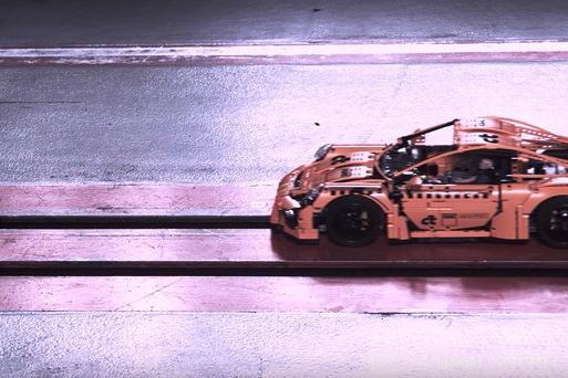LEGO 保时捷 911 GT3 RS 的「生死时速」冲击测试