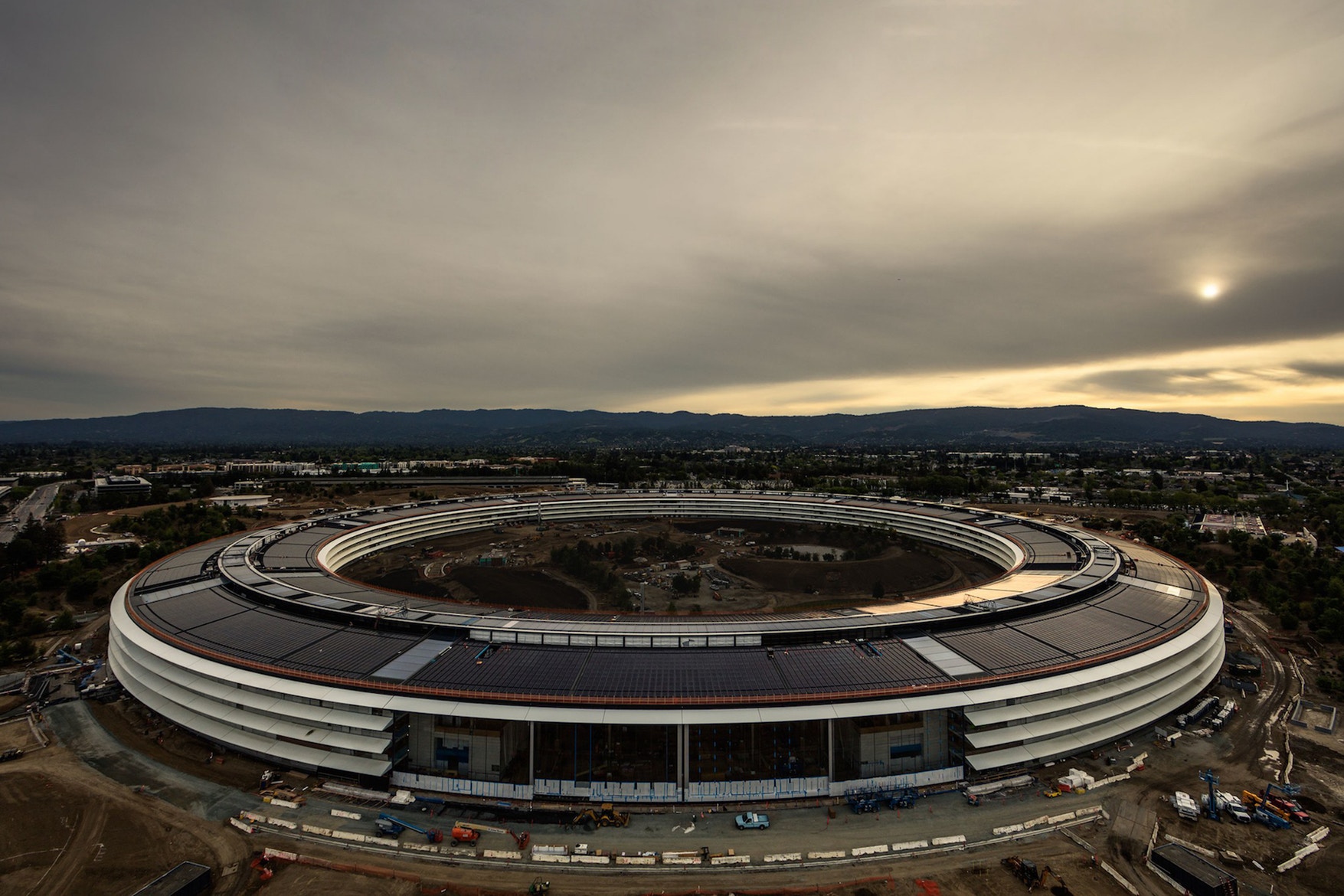 《WIRED》作者 Adam Rodgers 发文将 Apple Park 大批一通