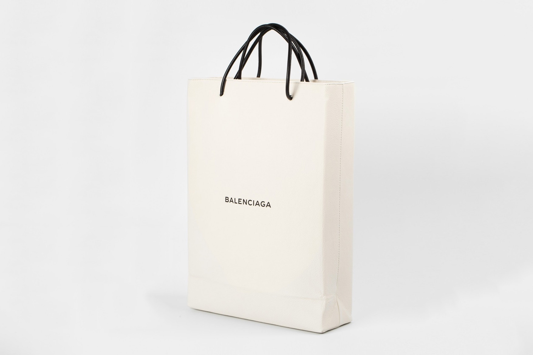Balenciaga 推出一个天价 $1,100 美金的「购物袋」