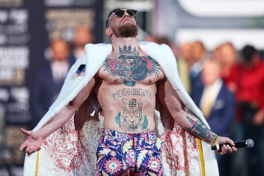 Conor McGregor 穿上 Gucci 白色大衣亮相「世纪之战」新闻发布会背后的故事