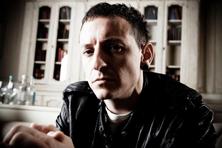 林肯公园主唱 Chester Bennington 自缢身亡，愿你永远站在光芒中
