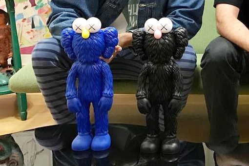 KAWS × MoMA × Medicom Toy 全新「KAWS：BFF」搪胶公仔现身