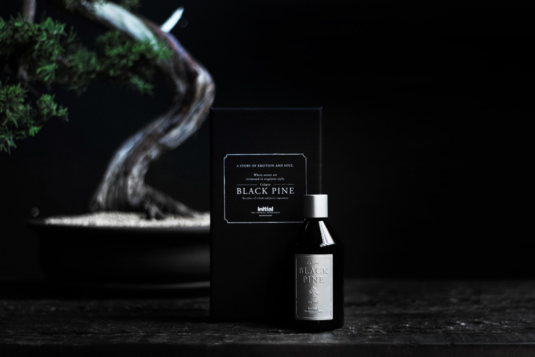 initial 推出首款男士香水 Black Pine