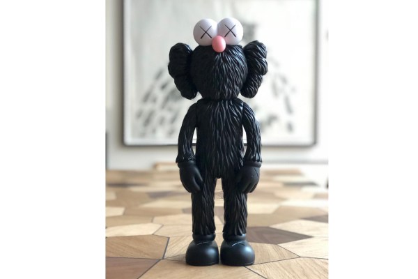 KAWS 宣布全新「KAWS：BFF」搪胶公仔将于本月登场