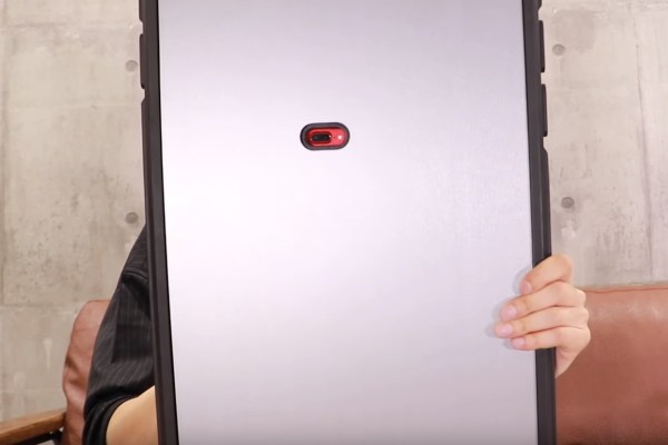 日本 YouTuber 以 38 万日元购入世界最大的 iPhone 保护壳